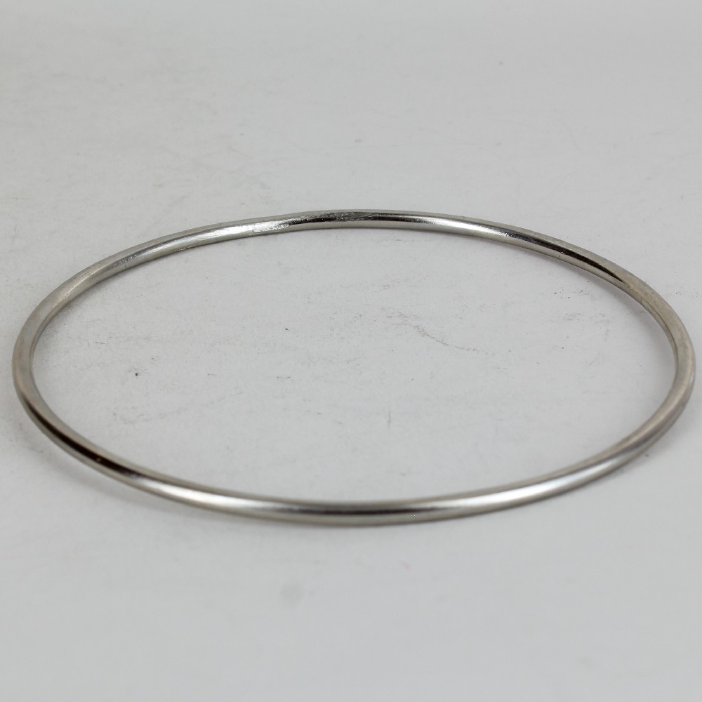 Is the steel of this ring ferrous, that is, will it attract and hold a magnet ?