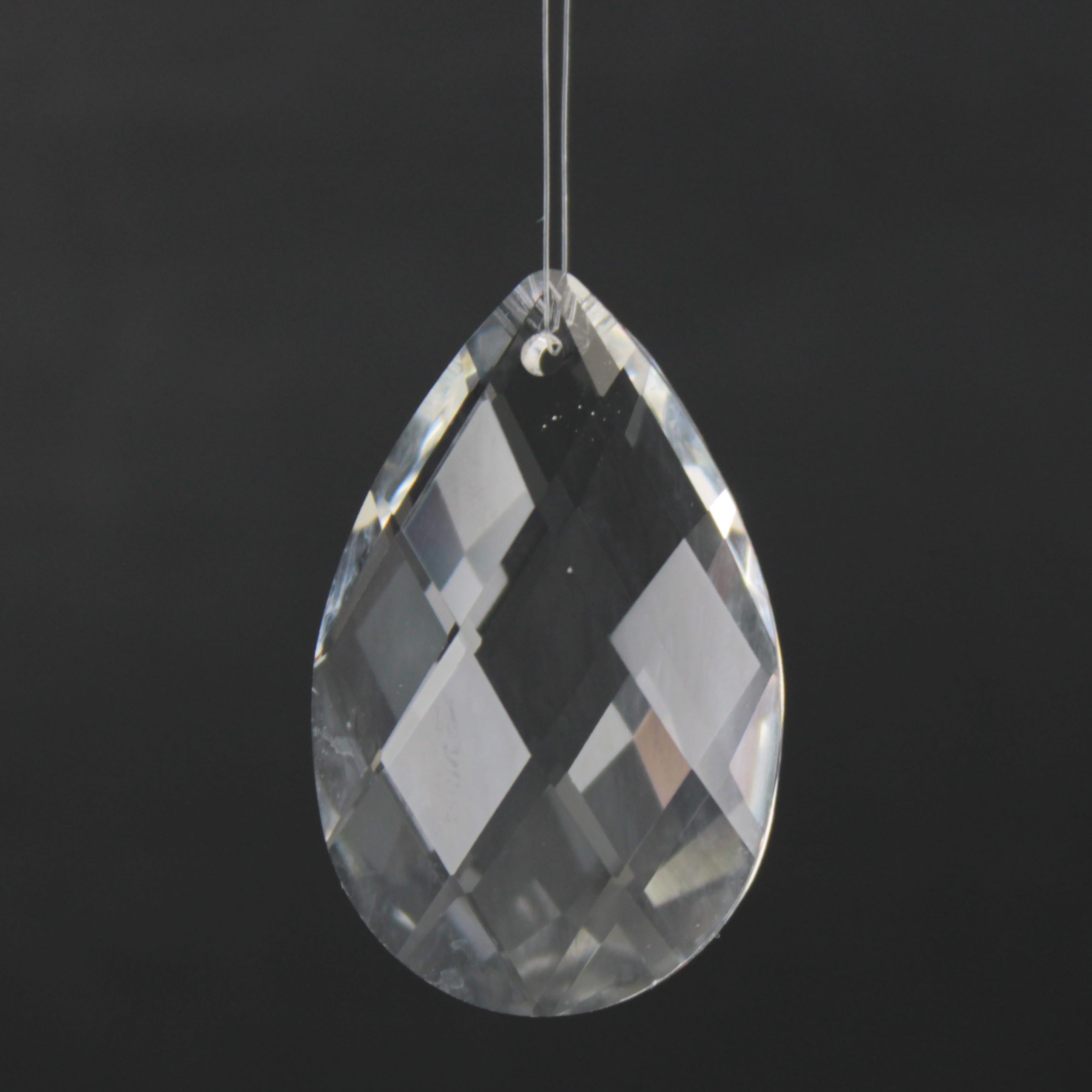 What is the difference between this one and SKU:CY872138COLOR/ FINISH:ClearTYPE:Crystal - Pear DropLENGTH:1.500 (1-